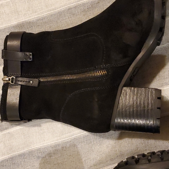 Beautiful suede waterproof booties with double zipper and leather strap detail - Picture 4 of 10